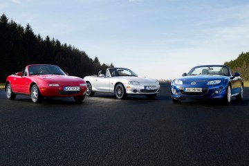 Mazda-MX-5-Miata-25th-Anniversary-gathering-front-three-quarters-view