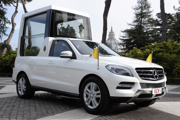 pope-francis-handed-the-keys-to-the-popemobile-by-daimler-ceo-dr-dieter-zetsche_100432378_h