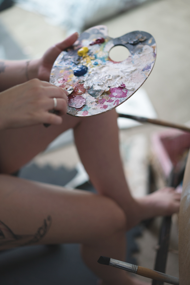 justin_fox_krysti_mclellan_easel_detail