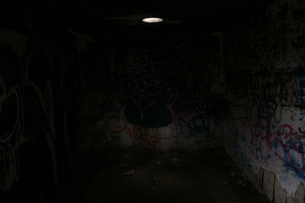 16933294638_a20548947f_b